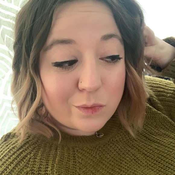 Poshmark profile picture for @damsels